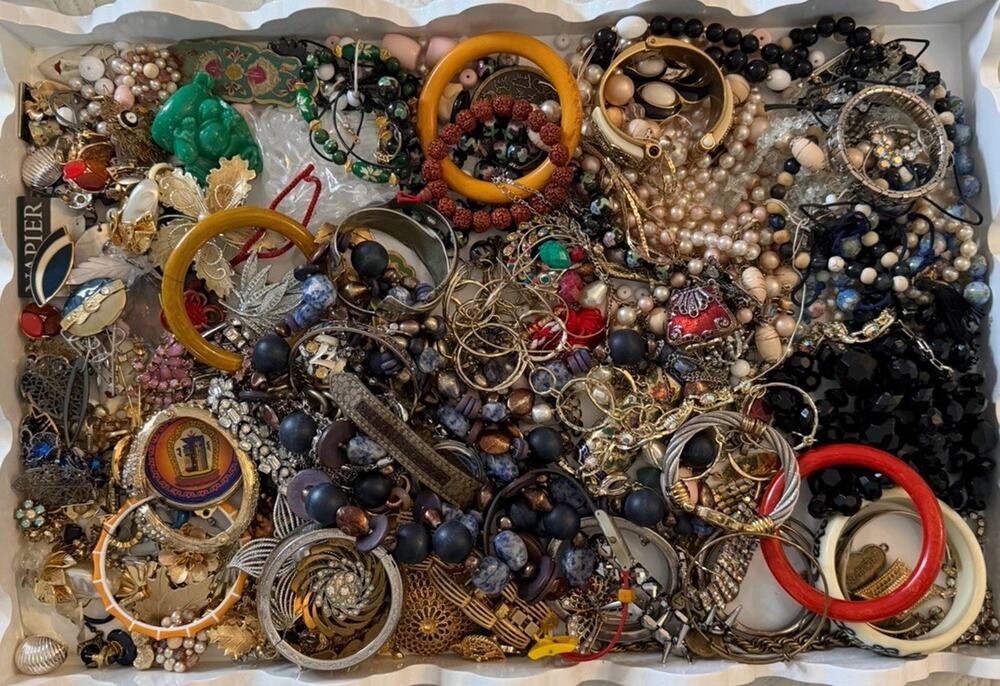 Mixed Lot Vintage Signed & Unsigned Jewery & Parts for Crafting or Repair
